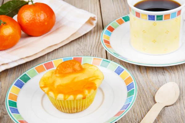 Bolos de queijo mini-clementina cozidos no forno em formas de muffin — Fotografia de Stock