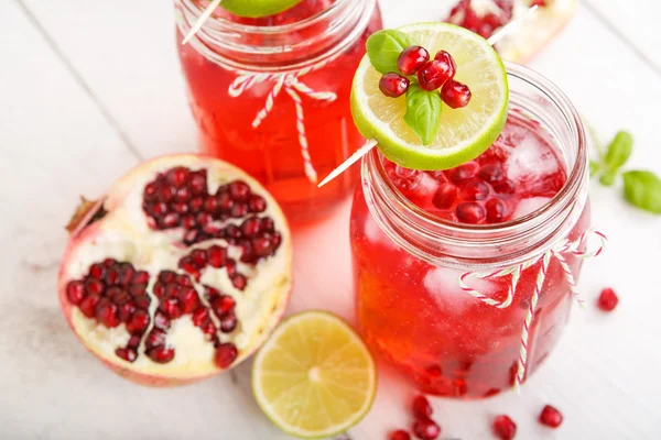 Två glas med röda pomgranate juice, lime och mynta. — Stockfoto