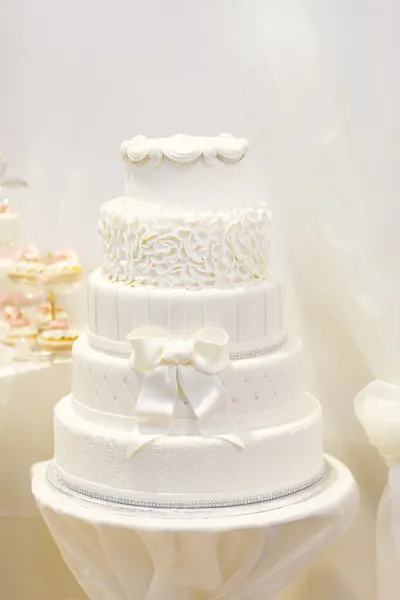 Beautiful wedding cake in white with five different levels. — Stock Photo, Image