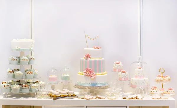 Elegant sweet table with big cake, cupcakes, cake pops on dinner — Stock Photo, Image