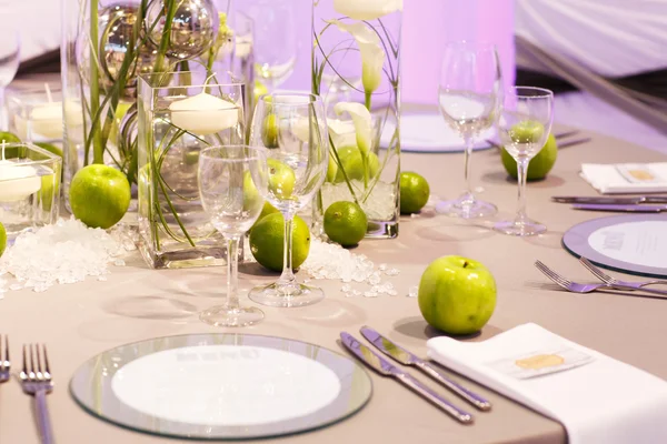 Mesa elegante em verde e branco para festa de casamento ou evento . — Fotografia de Stock