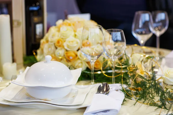 Elegant table set in green and white for wedding or event party. — Stock Photo, Image