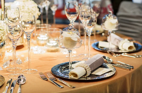 Mesa elegante definida em creme macio para festa de casamento ou evento . — Fotografia de Stock