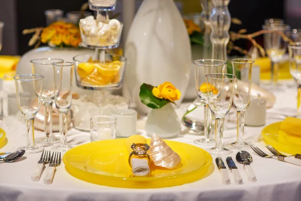 Mesa elegante em creme macio e amarelo para casamento ou evento — Fotografia de Stock