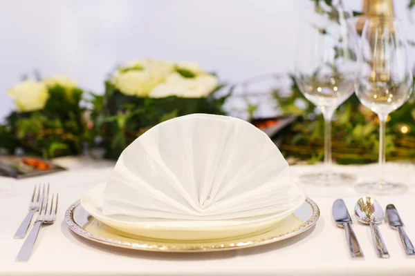 Mesa elegante definida em creme macio para festa de casamento ou evento . — Fotografia de Stock