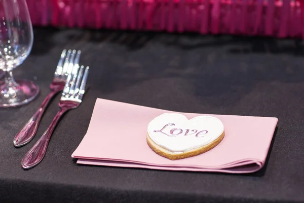 Elegant table set in pink for wedding or event party. — Stock Photo, Image