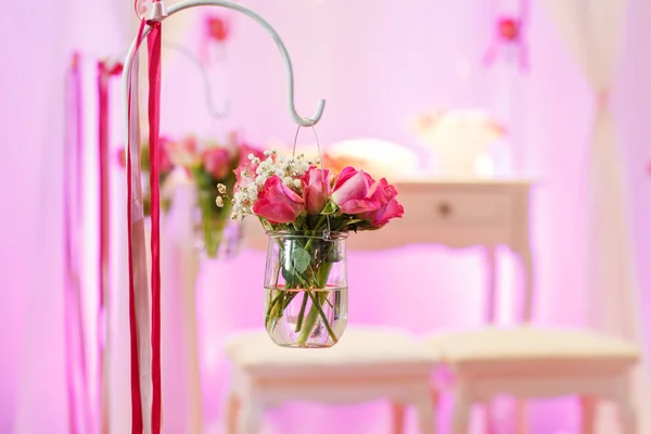 Belo arranjo de flores em branco e rosa para casamento ou ev — Fotografia de Stock
