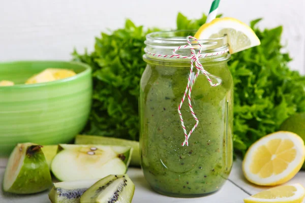 Frischer grüner Bio-Smoothie mit Salat, Apfel, Gurke, Ananas lizenzfreie Stockbilder