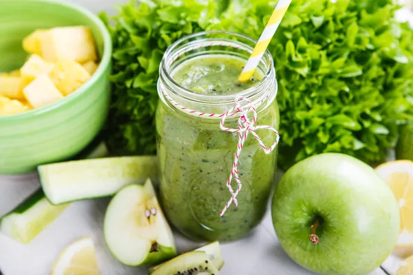 Frischer grüner Bio-Smoothie mit Salat, Apfel, Gurke, Ananas Stockbild