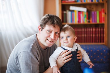genç Baba ve küçük oğlu altı aylık