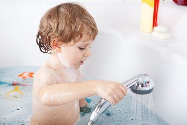 sevimli küçük yürümeye başlayan çocuk alarak eğlenmeye iki yıl ben banyo