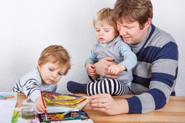 Baba ve iki küçük erkek kardeş eğleniyor boyama