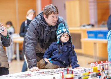Baba ve küçük oyuncak fuar, içeride eğleniyor.