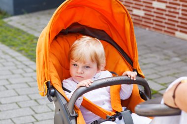 küçük beyaz cüppe elbise vaftiz oğlu 