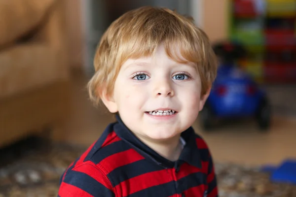 Adorable niño pequeño con ojos azules y cabello rubio —  Fotos de Stock