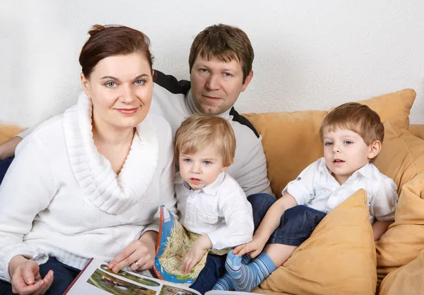 Счастливая семья из четырех человек веселится дома — стоковое фото