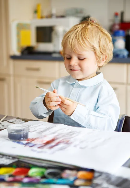 Adorable boy of two years drawing with paints. — Stock Photo, Image