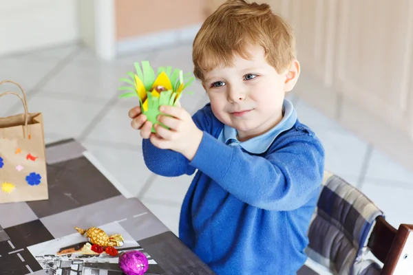 Little toddler boy being happy about selfmade Easter egg in kind — Stock Photo, Image