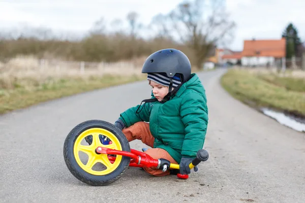 Adorable niño pequeño triste por su bicicleta rota, sittin — Foto de Stock