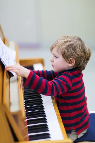 Två år gamla barn pojke spela piano — Stockfoto