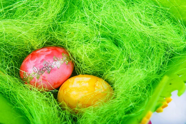 Ovos de páscoa coloridos no ninho como detalhe tradicional do álcool de Páscoa — Fotografia de Stock