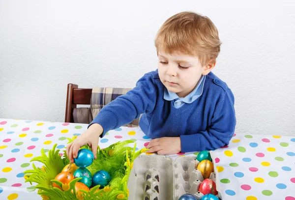 Pequeño niño siendo feliz acerca de huevo de Pascua hecho a sí mismo en especie —  Fotos de Stock