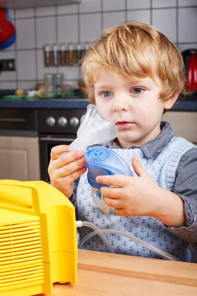 Schattig peuter jongen inademing met vernevelaar maken — Stockfoto