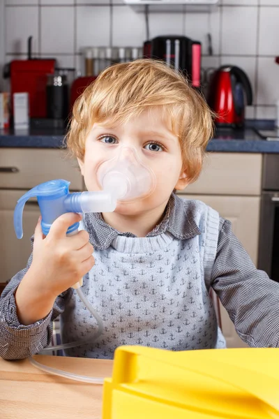 Menino adorável criança fazendo inalação com nebulizador — Fotografia de Stock
