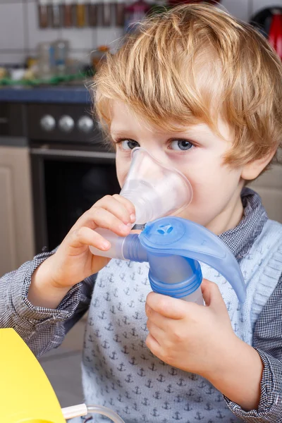 Menino adorável criança fazendo inalação com nebulizador — Fotografia de Stock