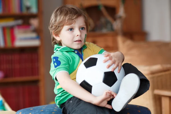 Pequeño niño rubio preescolar de 4 años con fútbol buscando socc —  Fotos de Stock