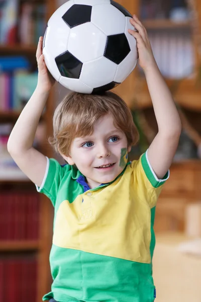 Pequeño niño rubio preescolar de 4 años con fútbol buscando socc — Foto de Stock