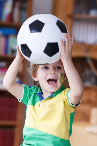 Pequeño niño rubio preescolar de 4 años con fútbol buscando socc — Foto de Stock