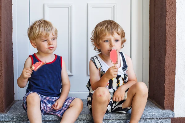 Deux petits jumeaux garçons mangeant de la glace — Photo