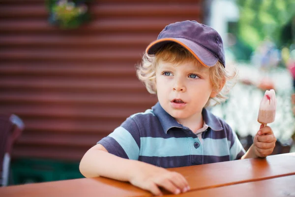 Petit garçon blond mangeant de la crème glacée en été — Photo