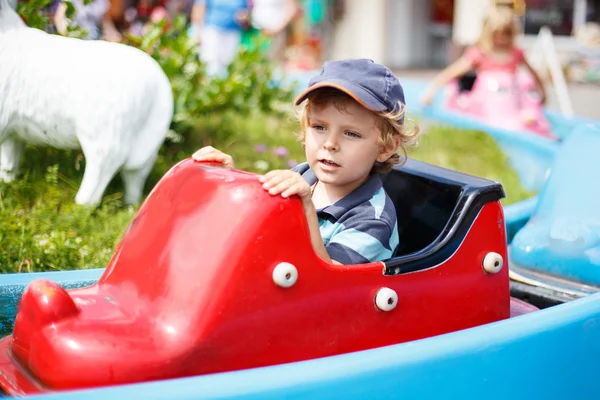 Carino bambino che gioca con l'acqua vicino alla piscina all'aperto — Foto Stock