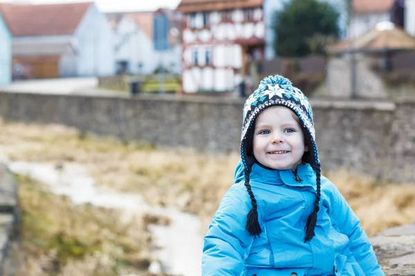 Portret van jongetje van twee jaar buiten — Stockfoto