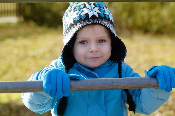 Lilla barn pojke att ha roligt på lekplatsen — Stockfoto