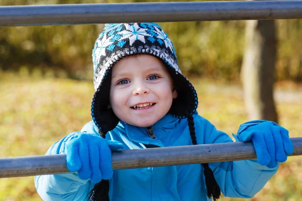 Lilla barn pojke att ha roligt på lekplatsen — Stockfoto