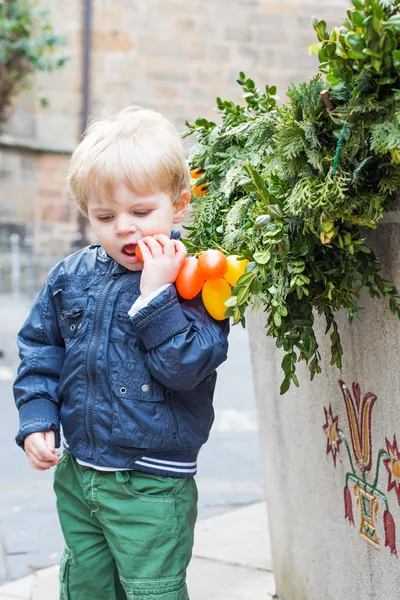 Pequeño niño al aire libre y decorado con huevos de Pascua agua — Foto de Stock