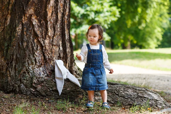 Liten söt baby flicka ha kul i sommar park — Stockfoto