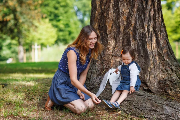 Pequeña linda niña divirtiéndose en el parque de verano —  Fotos de Stock