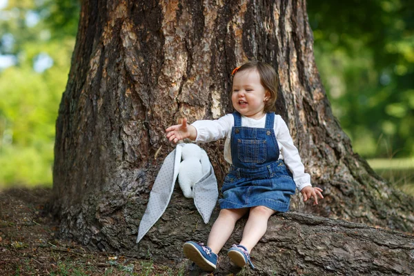 Malá roztomilá holčička baví v letním parku — Stock fotografie
