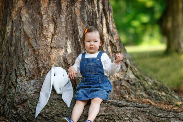 Liten söt baby flicka ha kul i parken, sommar — Stockfoto