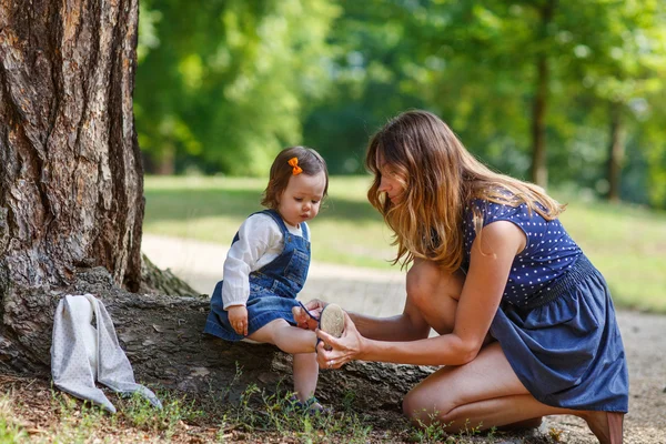 Krásná holčička a její mladá matka, Bavíte se spolu — Stock fotografie