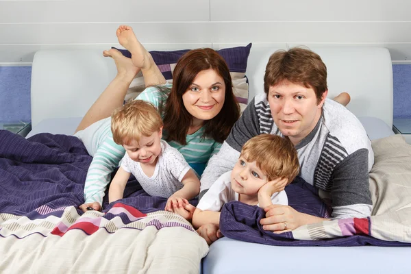 Glückliche vierköpfige Familie, die zu Hause Spaß hat — Stockfoto