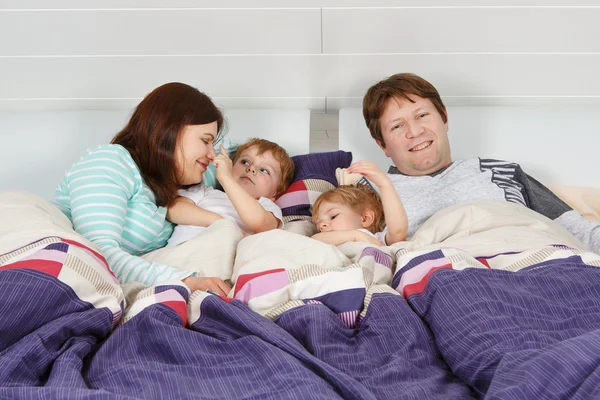 Šťastná rodina čtyři bavíte doma — Stock fotografie