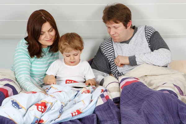 Happy family reading book — Stock Photo, Image