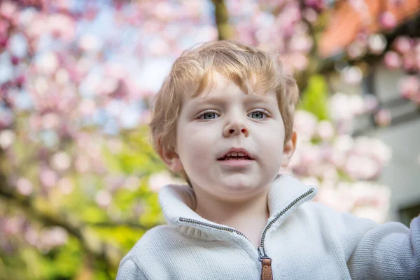 Retrato de menino com árvore florida no fundo — Fotografia de Stock