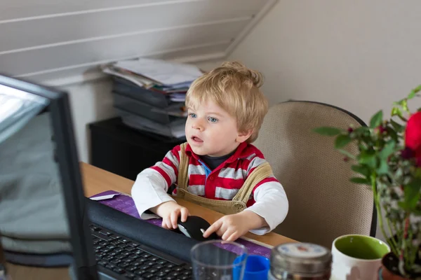 Liten pojke lärande på dator hemma — Stockfoto