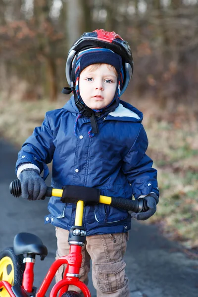 2 歳の幼児を彼の最初の自転車に乗って — ストック写真